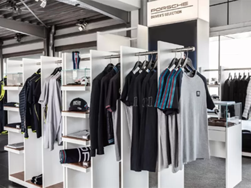 Одежда и аксессуары Porsche Lifestyle в Порше Центр Рублевский. Одежда и аксессуары Porsche Lifestyle в Порше Центр Рублевский.