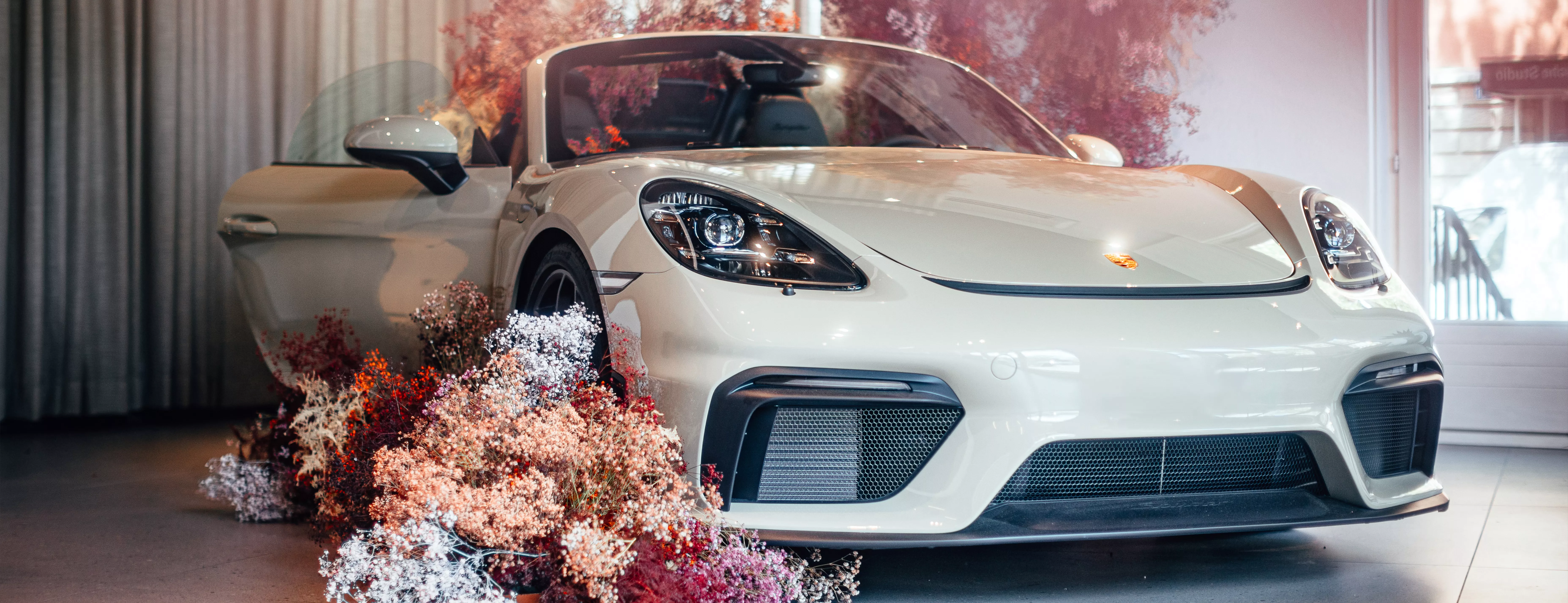 Индивидуальные условия на услуги сервиса для поклонниц марки Porsche.